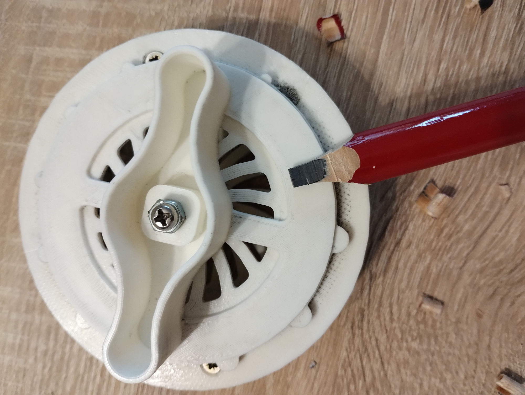 Pencil sharpener for carpenter pencils